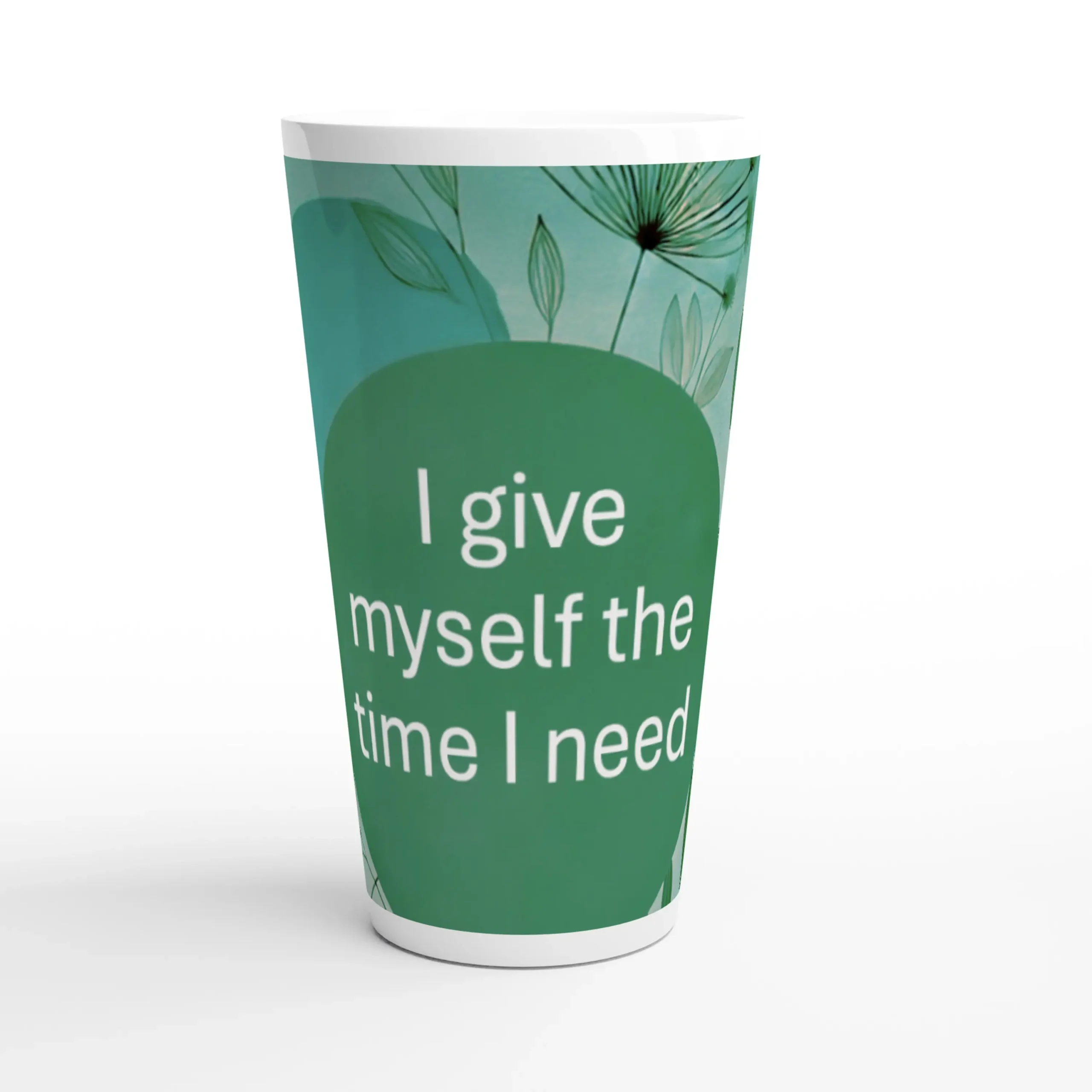 Becher mit grünem Hintergrund und dem Text 'I give myself the time I need'. Dekorative Pflanzenmuster sind sichtbar.